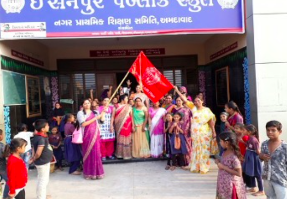 Teacher hosting a flag signifying a bad air day as part of the Schools Flag Program implemented as part of the AIR Plan in Ahmedabad. Source: AMC